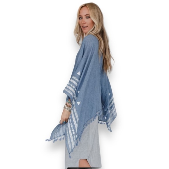New three birds nest limited run Fallon Embroidered Sleeve Tassel Poncho​​ - Picture 2 of 4